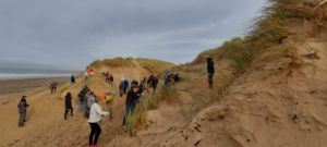 Lire la suite à propos de l’article Plantage d’oyats dans les dunes de Biville avec le SyMEL